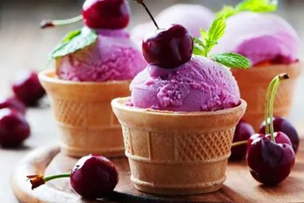 多囊卵巢患者不可以吃冰激凌、雪糕,这些冷饮都要忌口(图2) 吃冰激凌容易凉胃