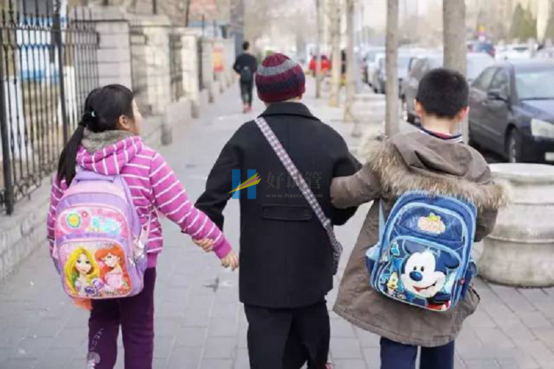 高龄失独女性诉说试管辛酸史,历经艰辛成功生下龙凤胎(图4) 郭敏带两个孩子上学