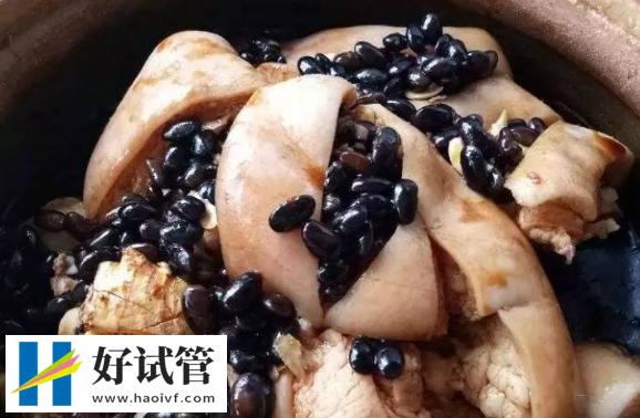 黑豆促排卵的多种正确吃法分享,无论是煮熟还是煲汤都有好功效(图2) 黑豆炖猪脚富含胶原蛋白